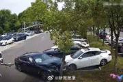 闯祸司机回应6秒连碰3车4人：孩子打闹误踩油门，只开了主动驻车功用